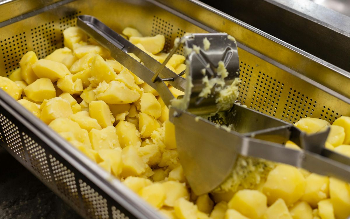 A bowl of creamy mashed potatoes